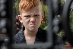 hijo tira cosas enfadado